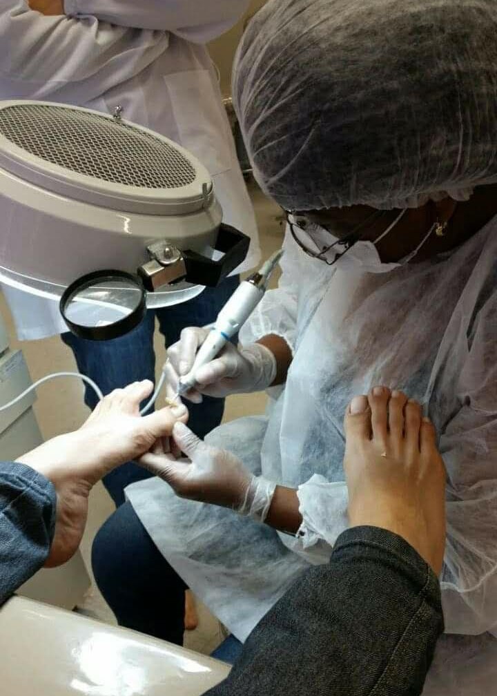 Ápice Pés Podologia realizando atendimento