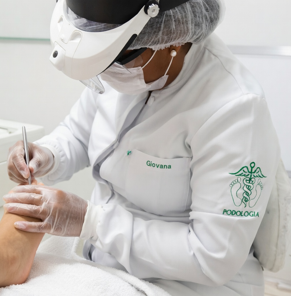 Atendimento podológico sendo realizado na clínica